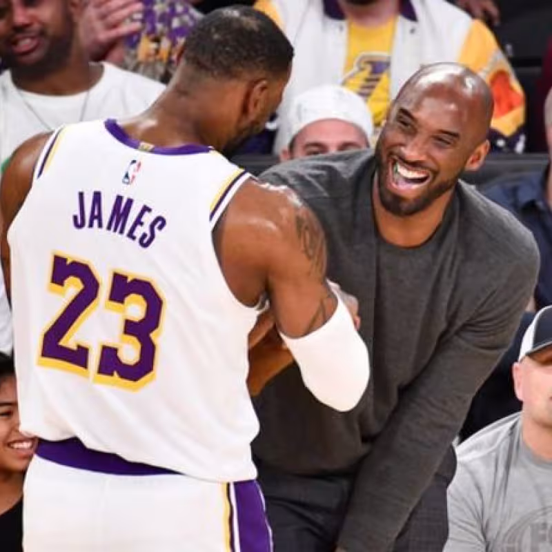 LeBron James y Kobe Bryant en un partido de Los Angeles Lakers.