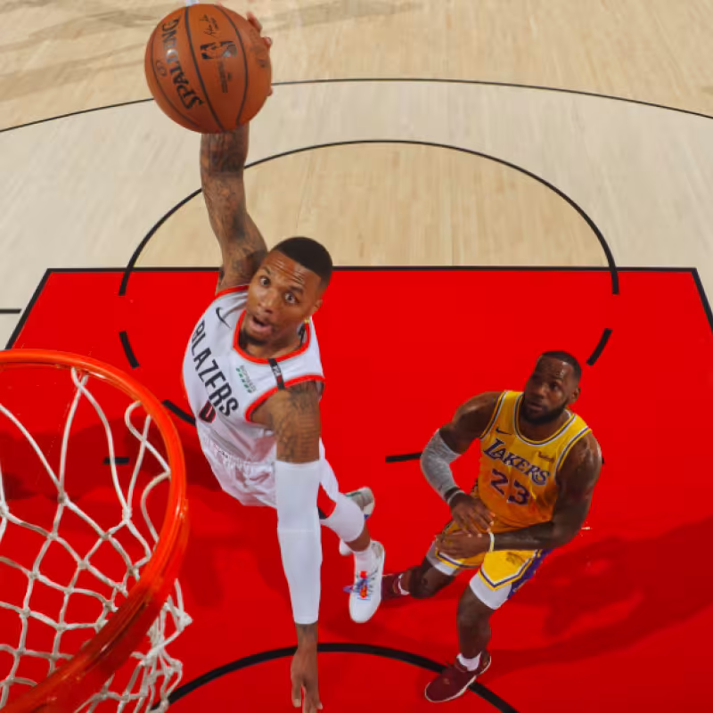 Lillard anota ante LeBron James.