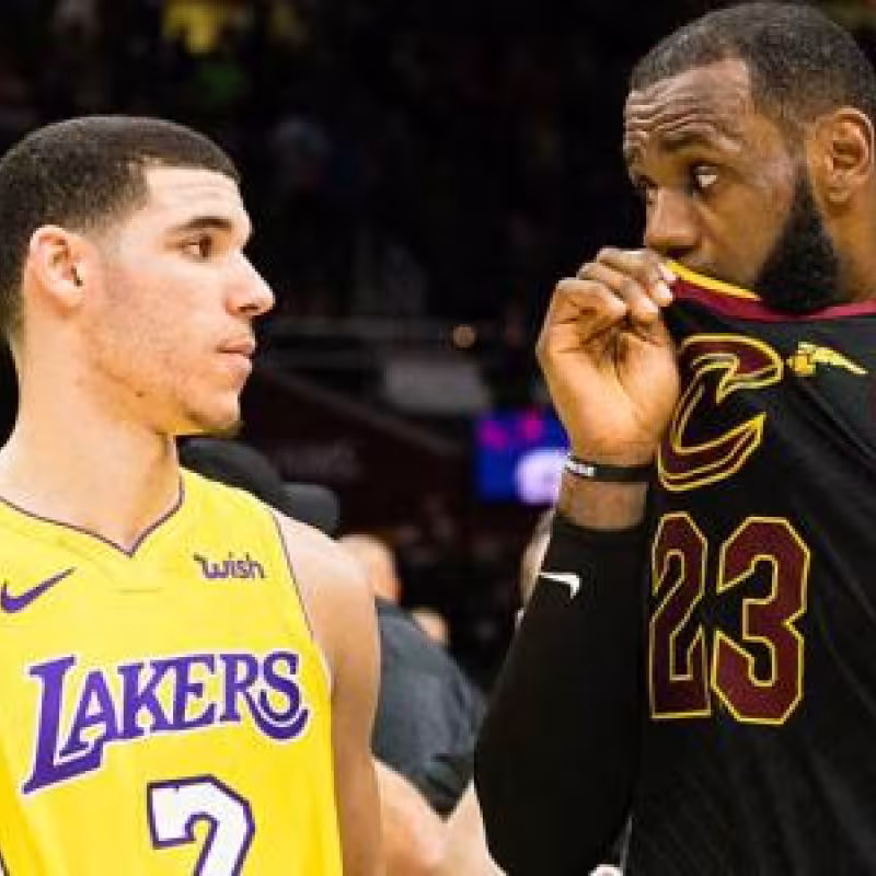 Lonzo Ball, con LeBron James.