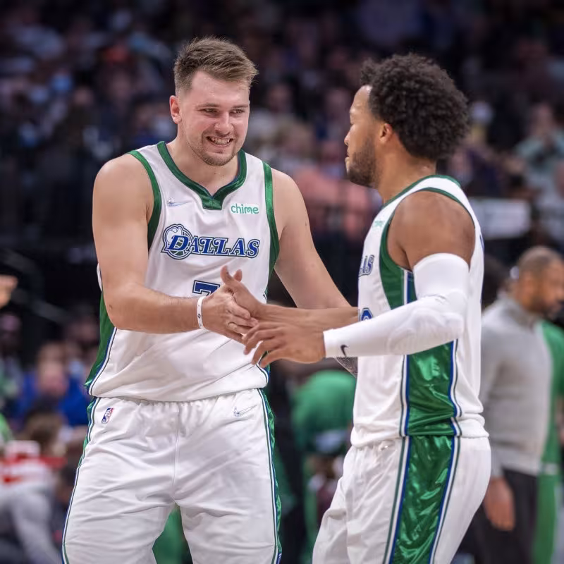 Luka Doncic y Jalen Brunson, estrellas de Dallas Mavericks. 