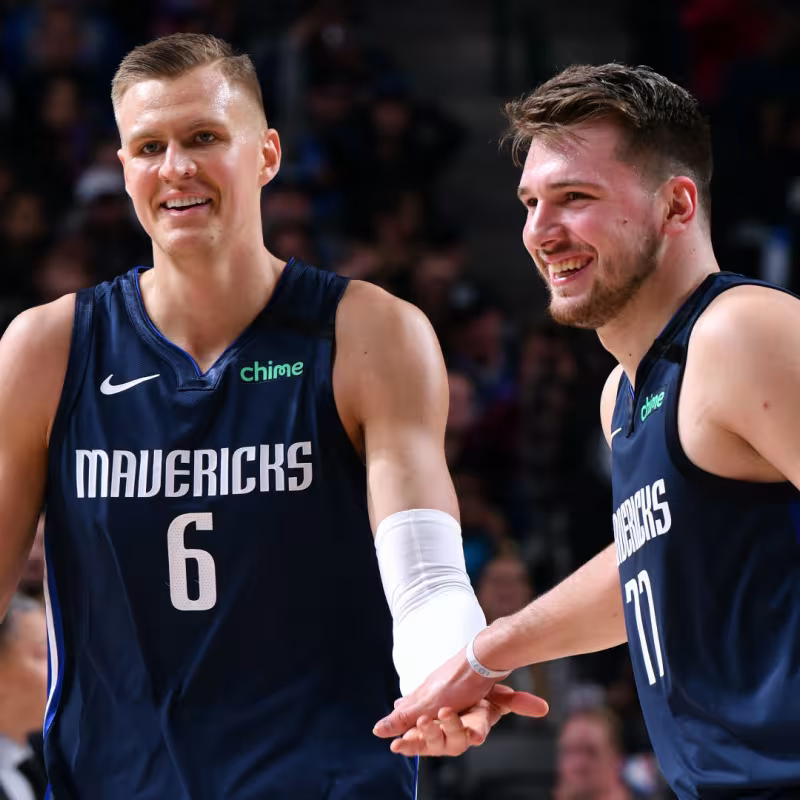 Luka Doncic y Kristaps Porzingis, estrellas de los Mavs.