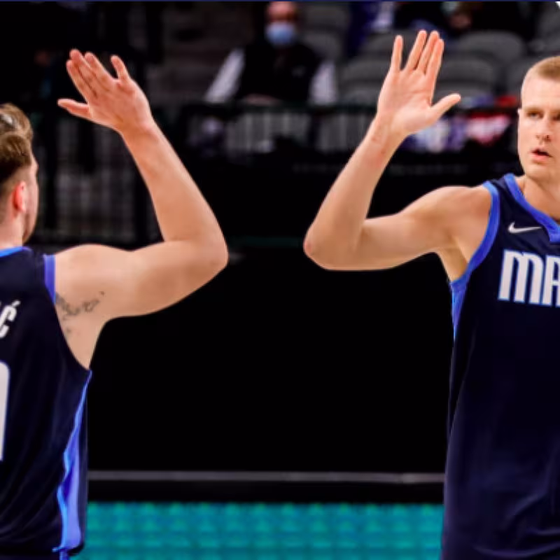 Luka Doncic y Kristaps Porzingis, estrellas de Dallas Mavericks.