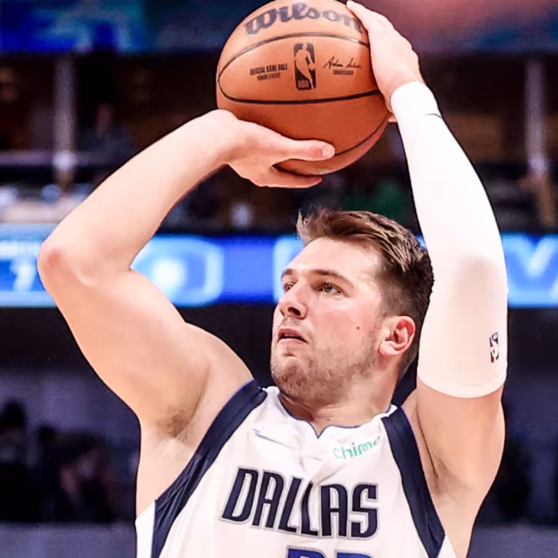Luka Doncic, posando con la gorra de los Mavs.