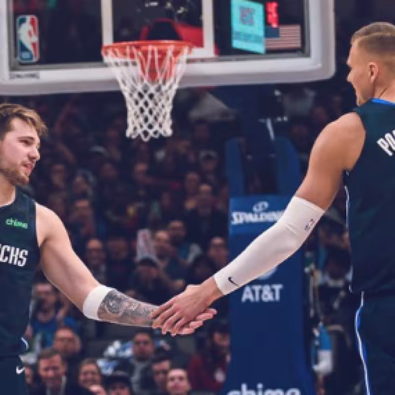 Luka Doncic y Kristaps Porzingis, jugadores de los Mavs.
