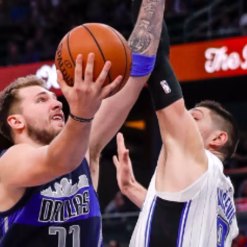 Luka Doncic ataca el aro pese a la oposición de Nikola Vucevic. Foto: Getty.