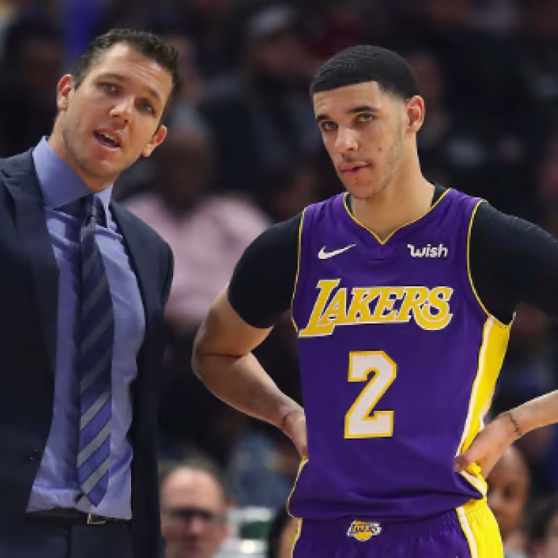Luke Walton, justo a Lonzo Ball.