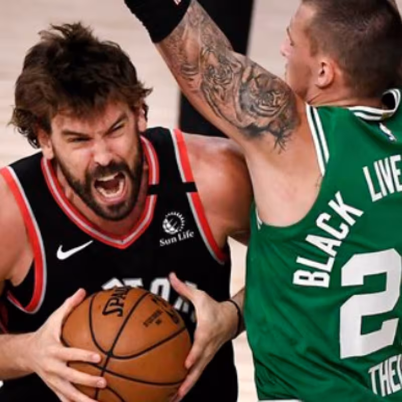 Marc Gasol ataca el aro rival ante los Celtics.