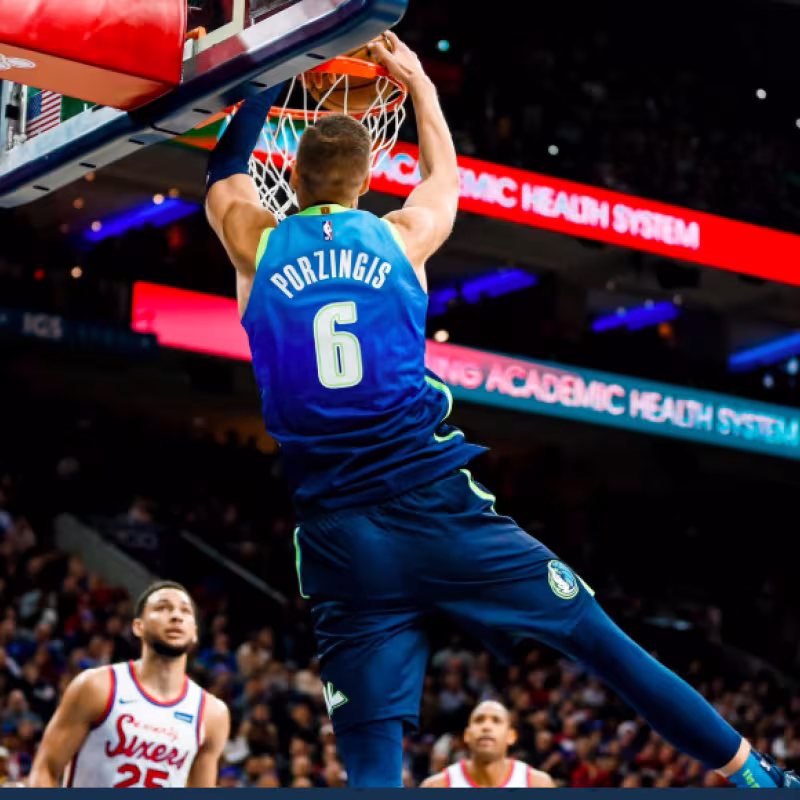 Kristaps Porzingis, estrella de los Dallas Mavericks.