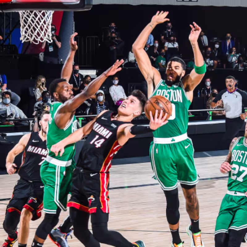 Tyler Herro anota ante la defensa de Boston Celtics.