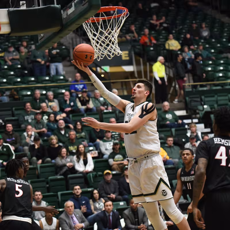 Carvacho anota una bandeja jugando en la NCAA, Foto: Colorado State University