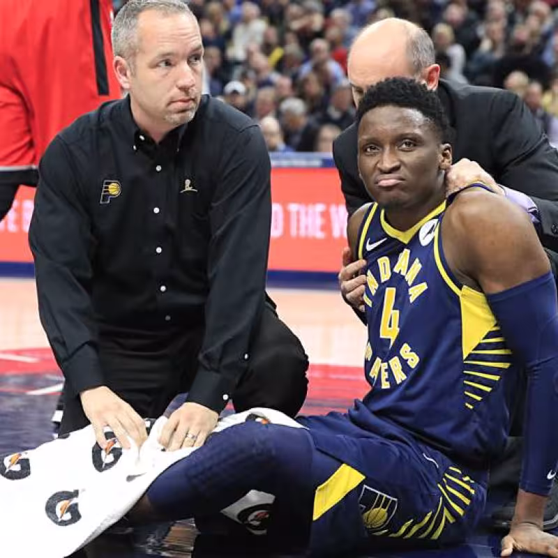 Victor Oladipo, siendo atendido tras su caída
