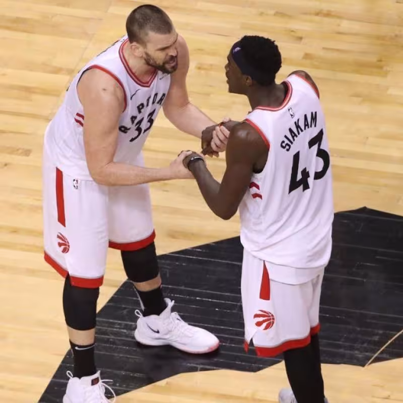 Marc Gasol, junto a Pascal Siakam, en un duelo de los Raptors.