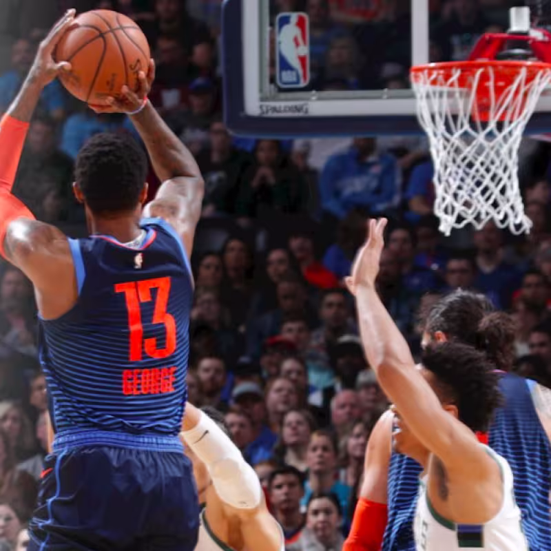 Paul George pasa por encima de Antetokounmpo en el Thunder-Bucks