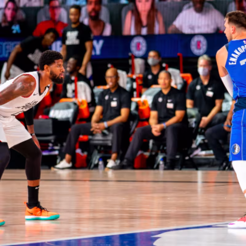 Paul George defendió con acierto a Luka Doncic.