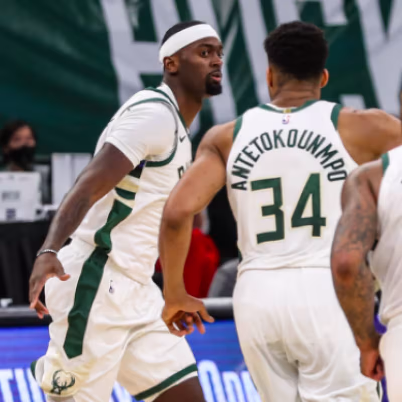 Bobby Portis, Giannis Antetokounmpo y PJ Tucker, jugadores de los Bucks.