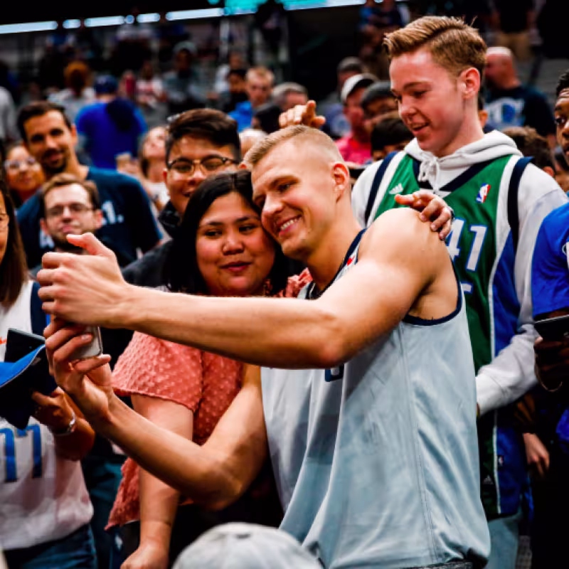 Los Mavs de Doncic y Porzingis se presentan ante más de 8.000 fans