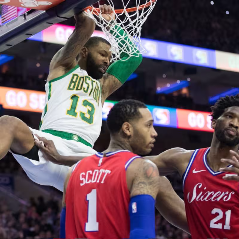 Marcus Morris machacando el aro de los Sixers