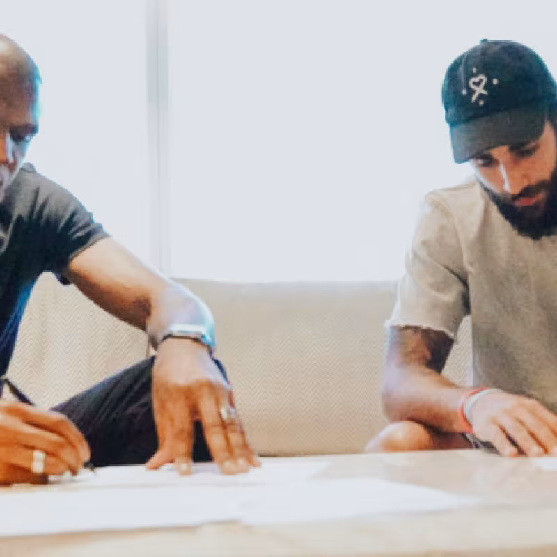 Ricky Rubio, firmando su contrato con Phoenix Suns.