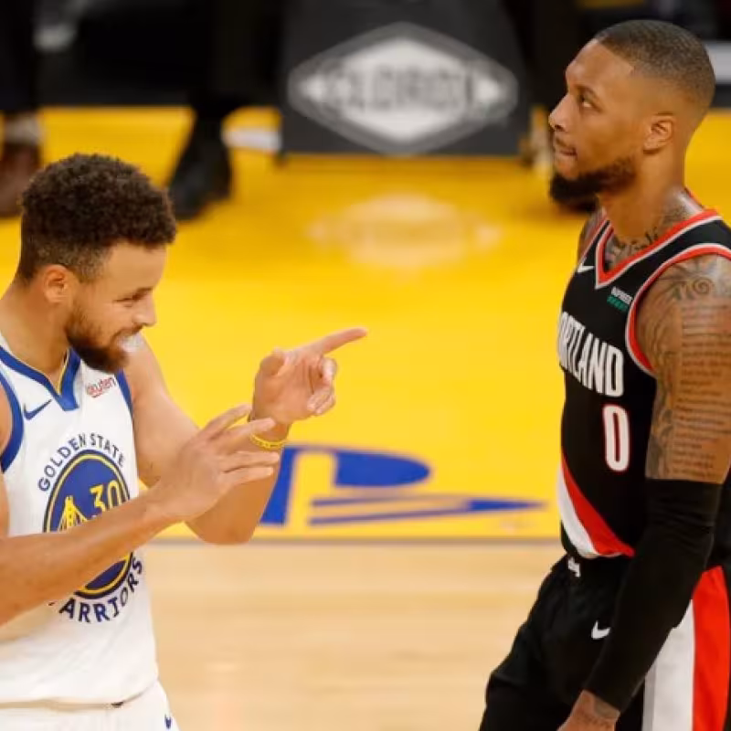 Stephen Curry y Damian Lillard en un partido de la NBA.
