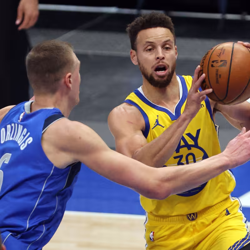Stephen Curry contra Kristaps Porzingis en un partido.