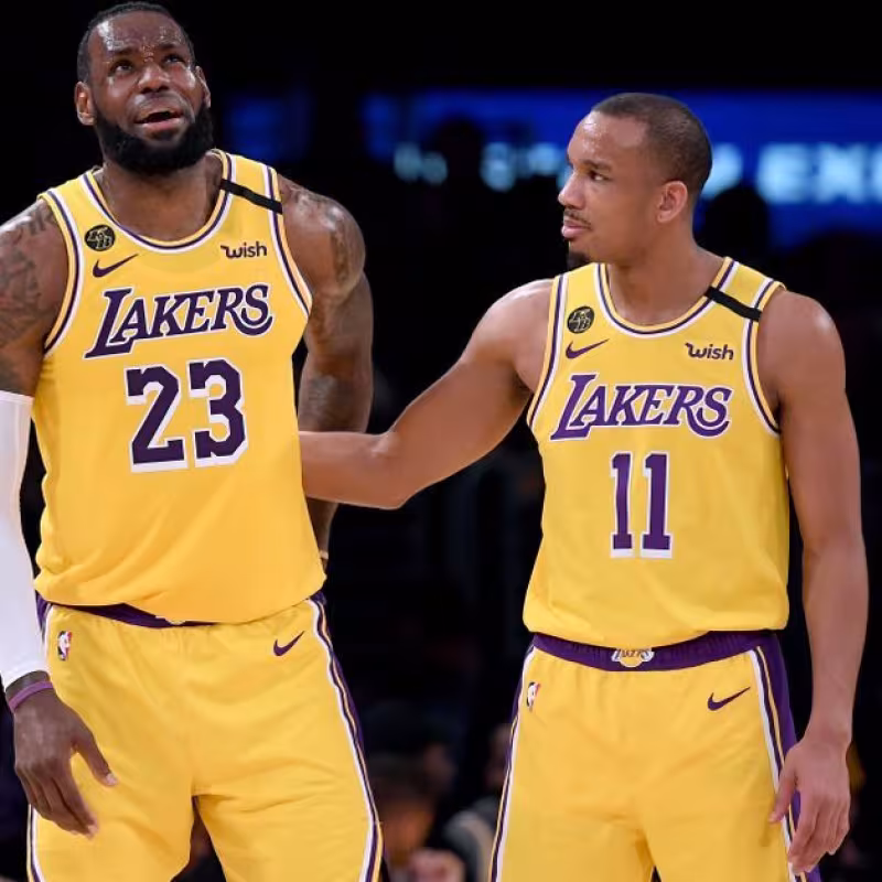 LeBron James y Avery Bradley en un partido de los Lakers.
