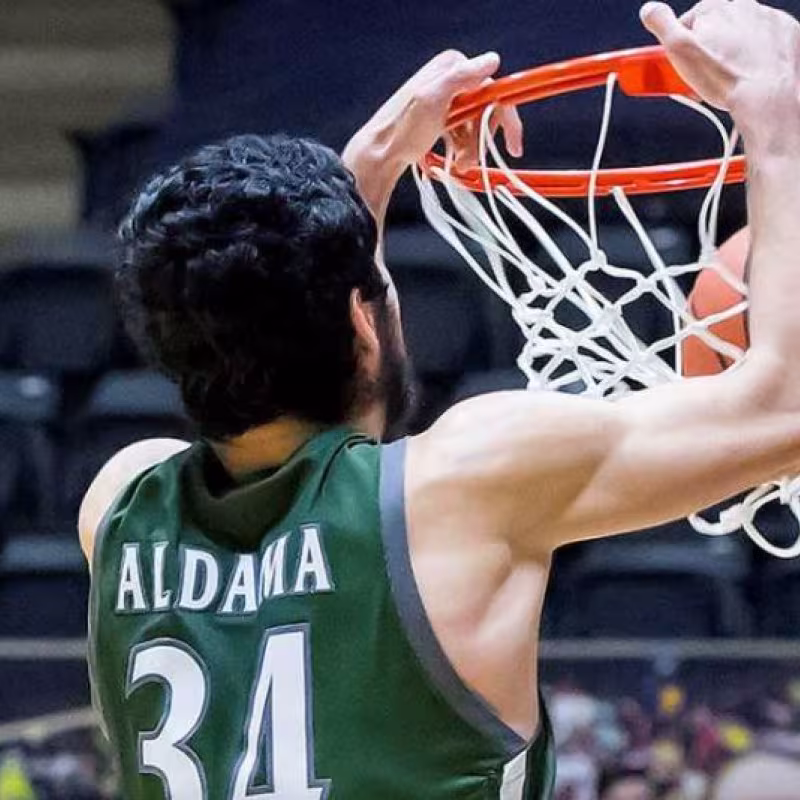 Santi Aldama se cuelga del aro tras un espectacular alley-oop "Foto: RTVE.es"
