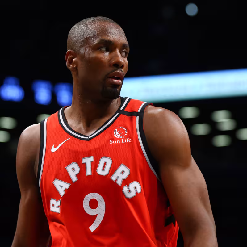 Serge Ibaka en un partido con los Toronto Raptors.