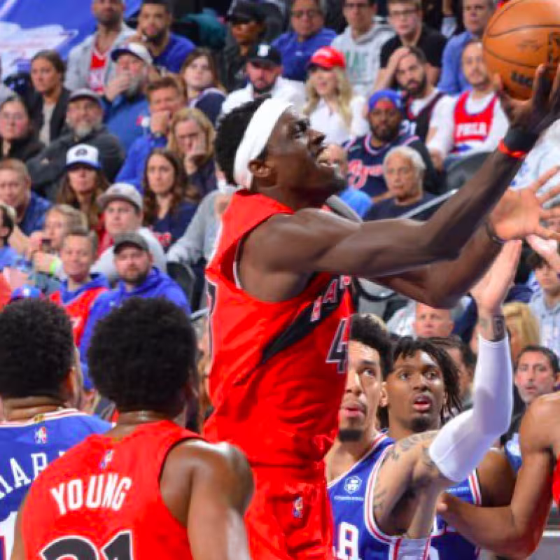 Pascal Siakam, anotando una canasta ante los Sixers. 