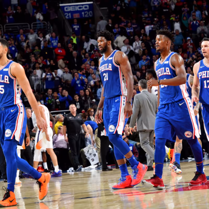 Jugadores de los Sixers en un partido de esta temporada