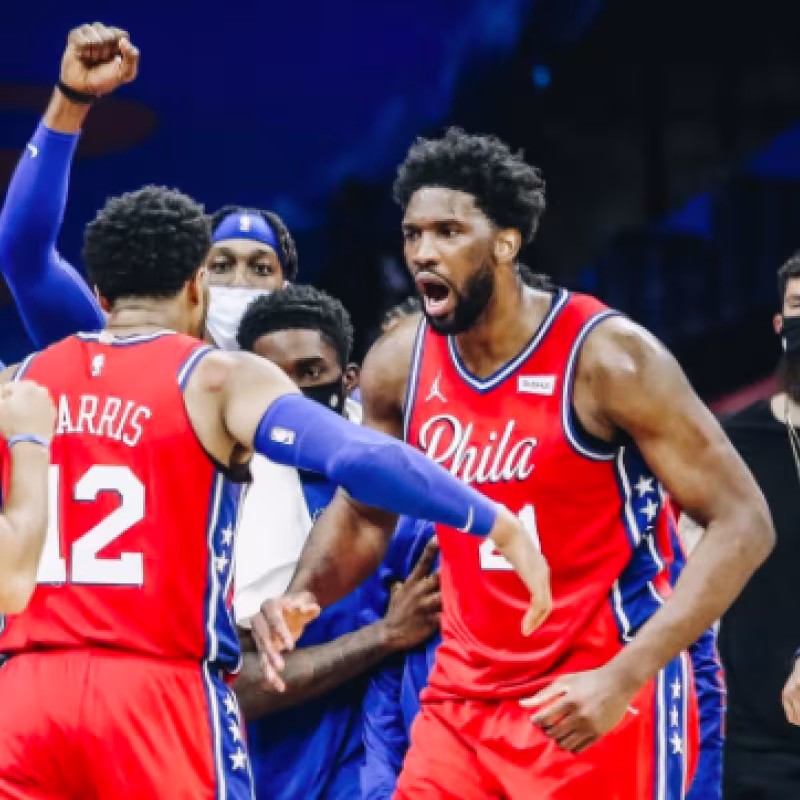 Joel Embiid y Tobias Harris, las estrellas de los Sixers en el triunfo ante los Lakers.