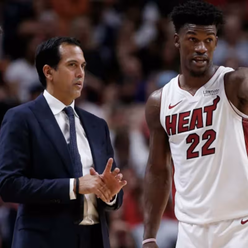 Eric Spoelstra alaba a Jimmy Butler. Foto: gettyimages