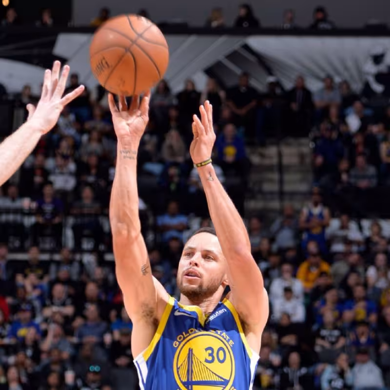 Stephen Curry anota el tiro más lejano de la temporada