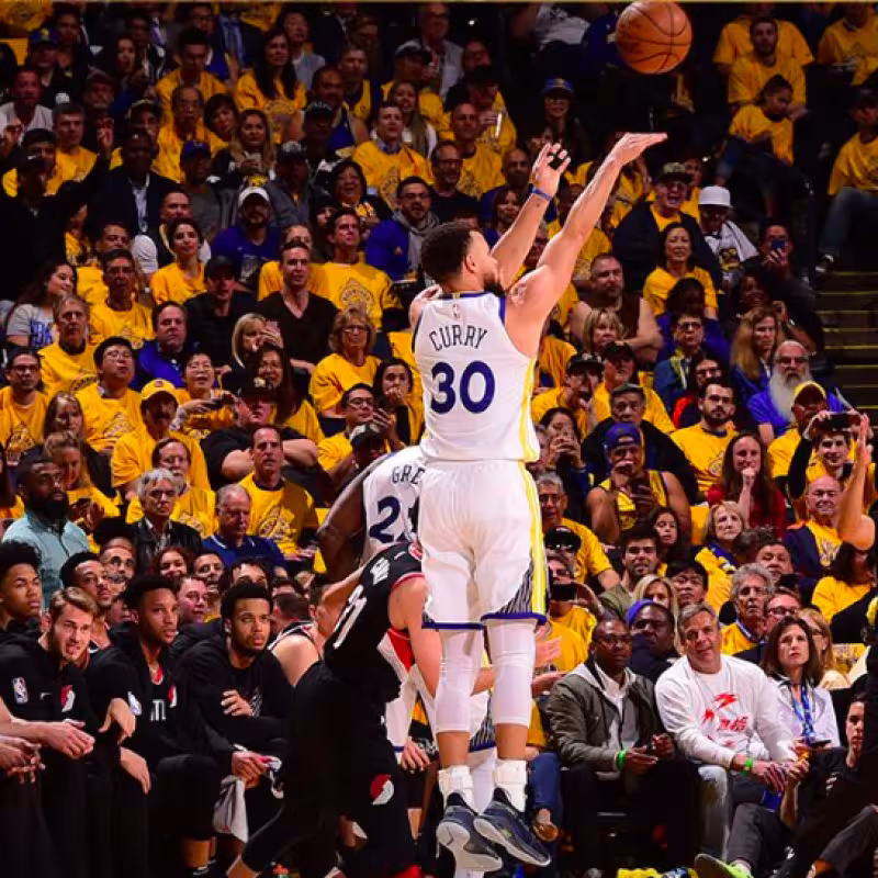 Stephen Curry lanza un triple ante los Blazers.