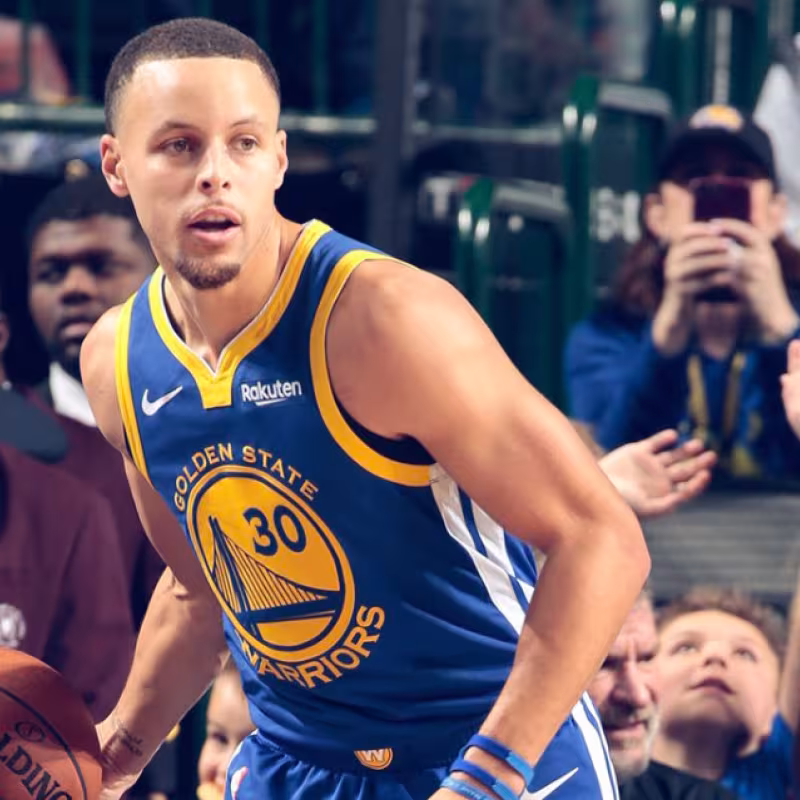 Stephen Curry realizó un gran partido ante los Mavs.
