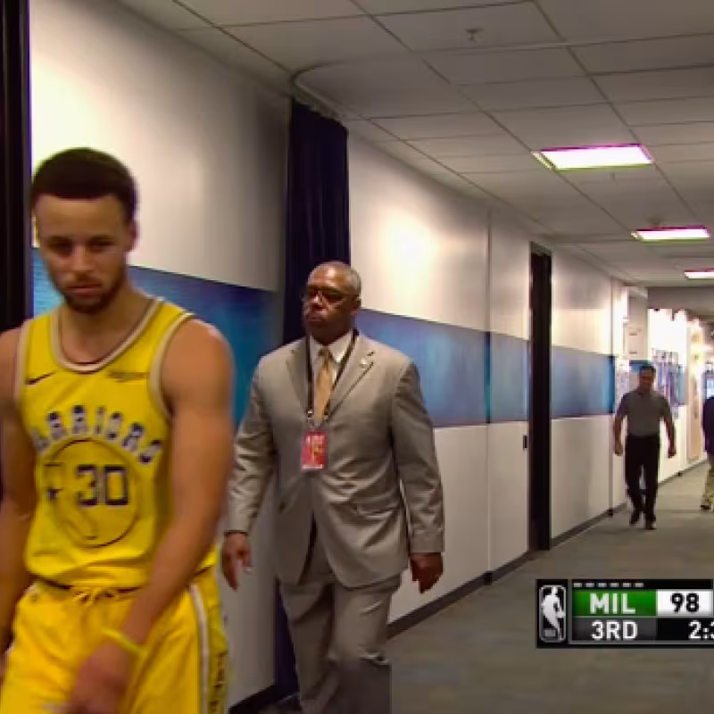 Stephen Curry se marchó lesionado de la derrota ante los Bucks