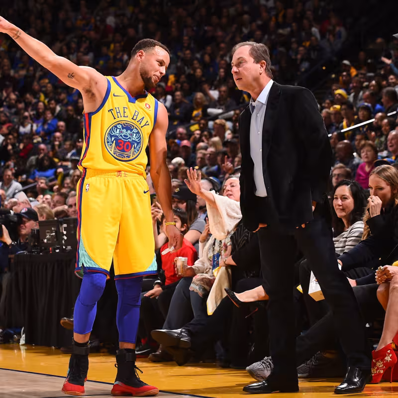 Stephen Curry habla con Joe Lacob, en un encuentro