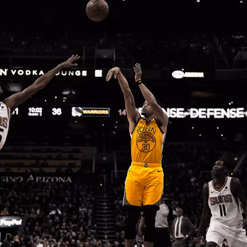 Los Warriors acaban el año con una cómoda victoria ante los Suns liderada por Stephen Curry