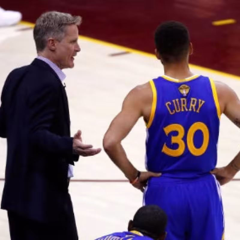 Steve Kerr y Stephen Curry, entrenador y estrella de Golden State Warriors.