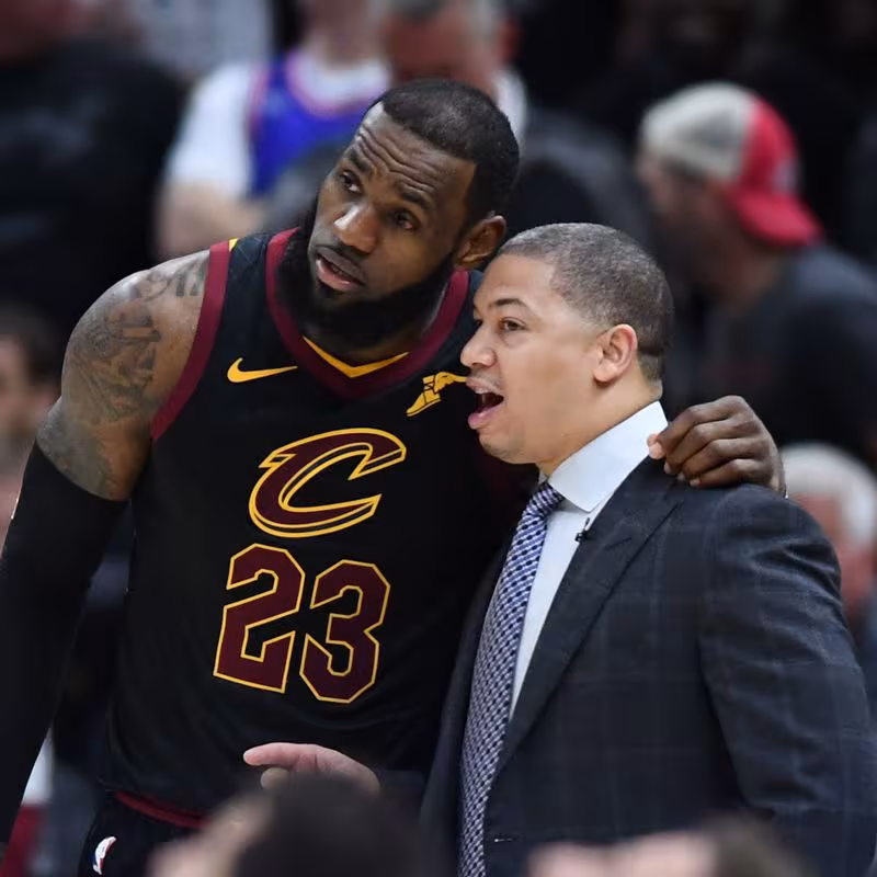 Tyronn Lue no estará al lado de LeBron James.