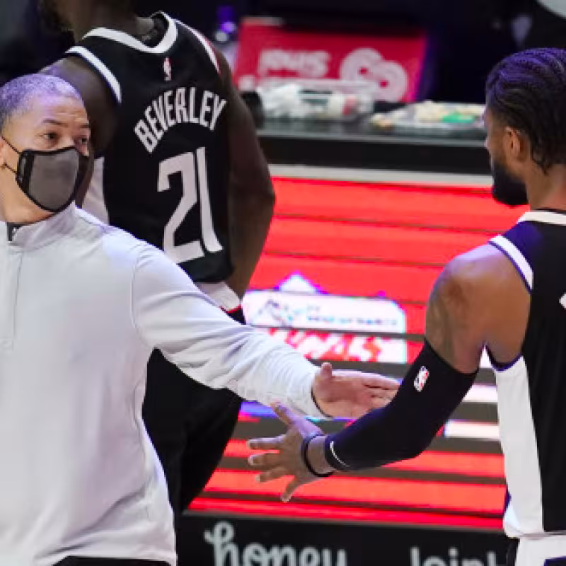 Ty Lue y Paul George, en un partido de los Clippers.