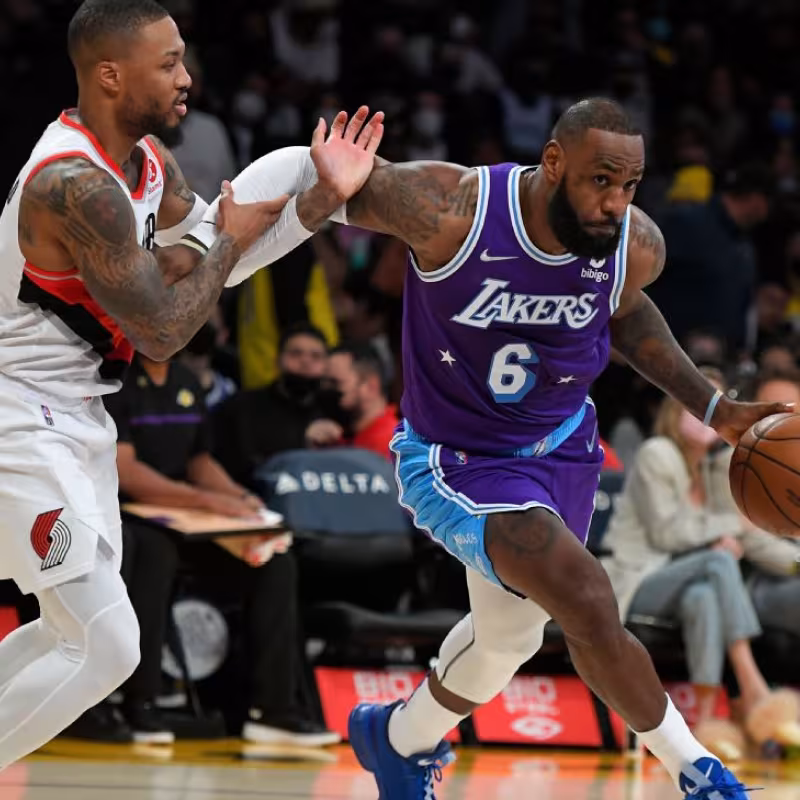 LeBron James disputando un balón con Damian Lillard