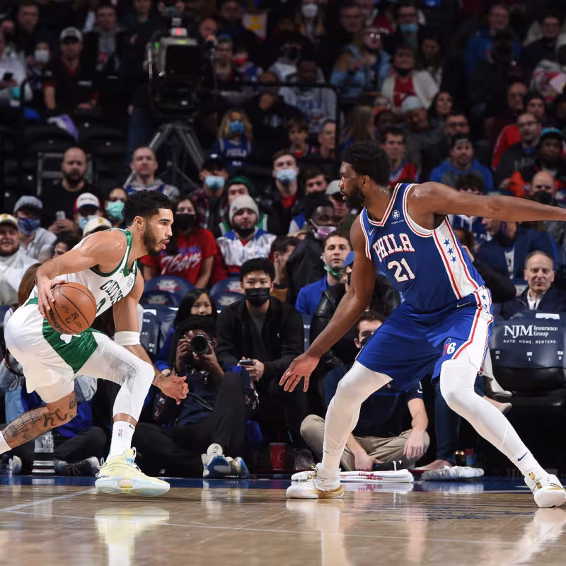 Jayson Tatum frente a Joel Embiid, en un Celtics-Sixers.