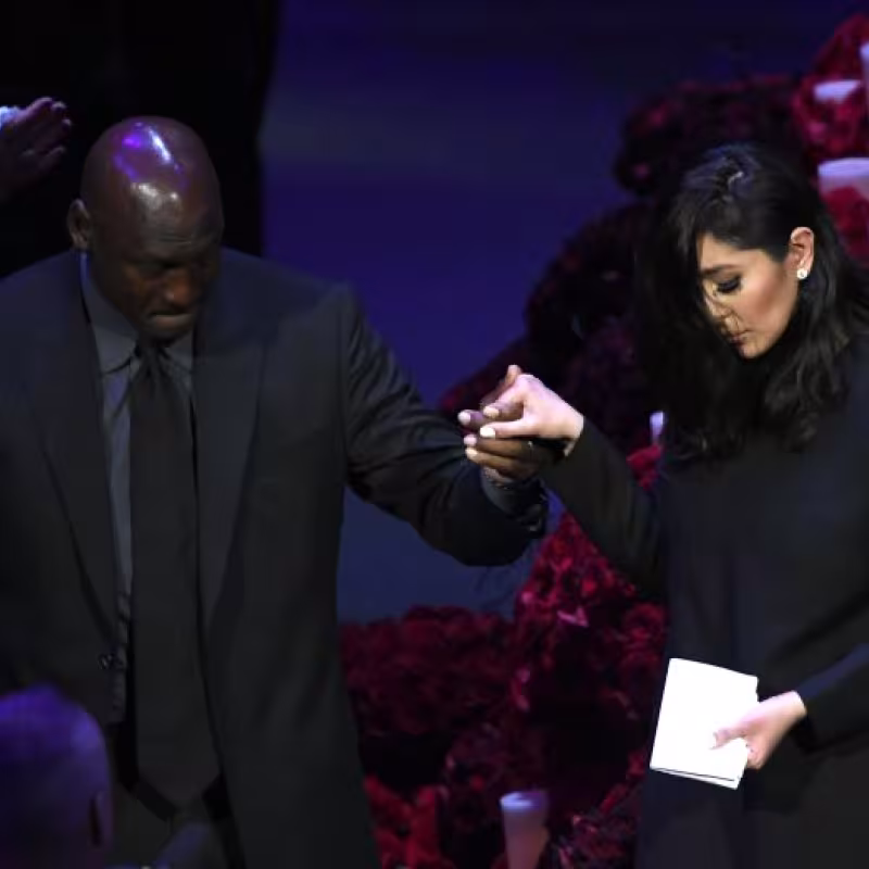 Vanessa Bryant, junto a Michael Jordan, en el funeral de Kobe Bryant.