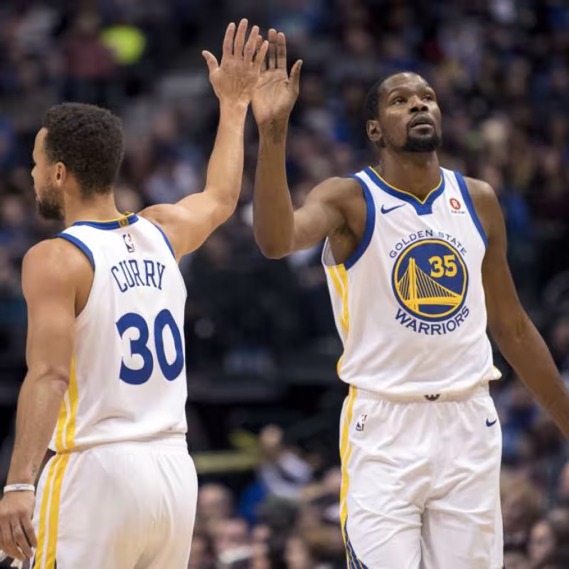 Rajada de Curry sobre Durant. Foto: gettyimages