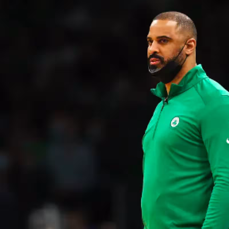 Ime Udoka ha sido sancionado por Boston Celtics. 