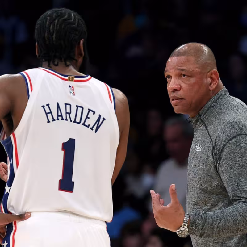 Doc Rivers dándole indicaciones a James Harden