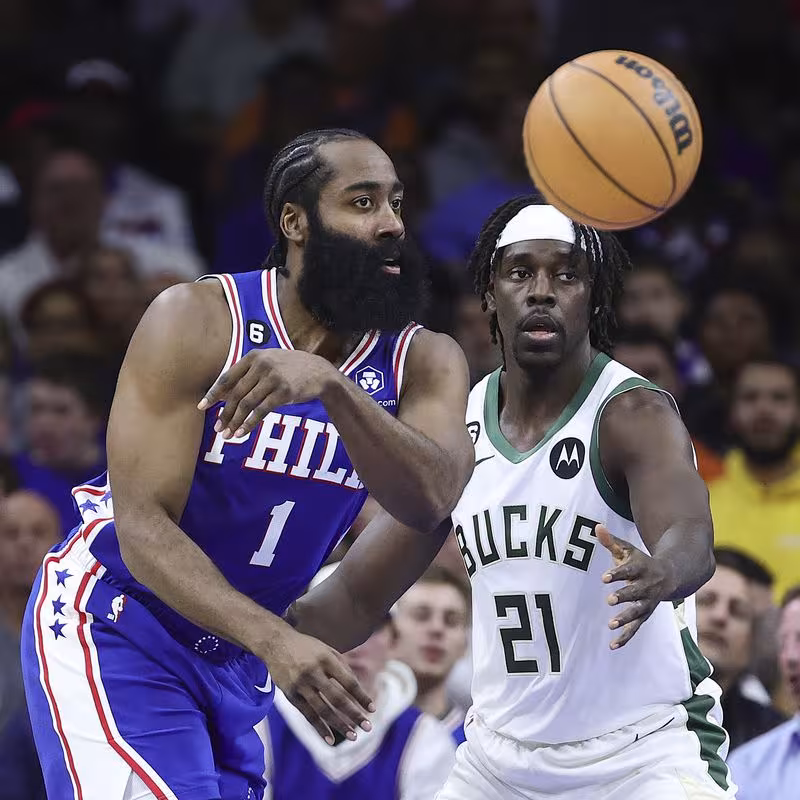 James Harden y Jrue Holiday