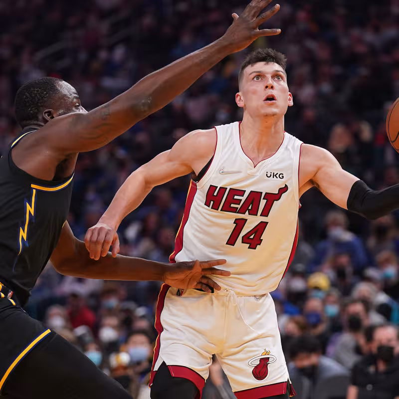 Tyler Herro, defendido por Draymond Green