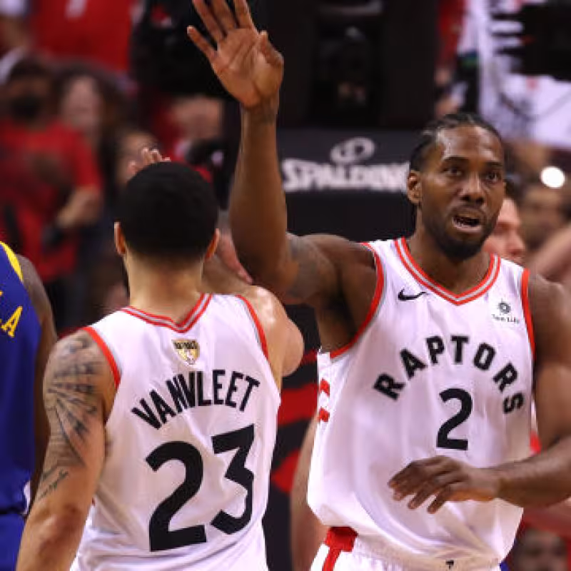 Fred VanVleet y Kawhi Leonard, en un partido contra Golden State Warriors