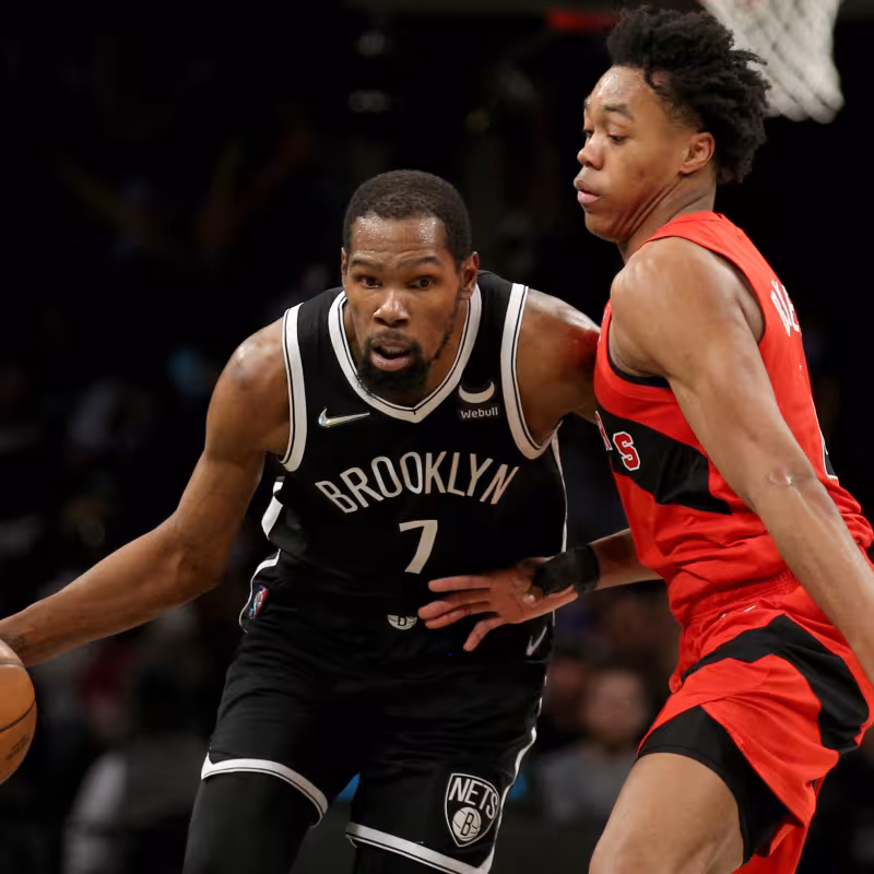 Kevin Durant, defendido por Scottie Barnes